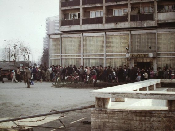 Photo by Scott Edelman / Wikipedia.org/ Romanians wait in a huge queue to buy oil (1986)