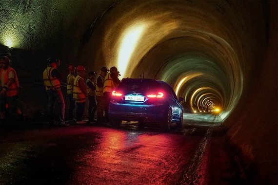   The Ford / Ford Fiesta ST rages on the salt mine barrier 