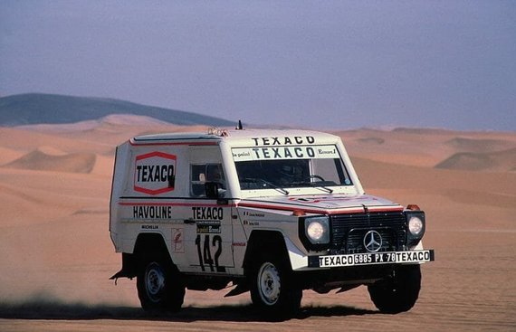 Belgo Jacky Ickxo vairuojamas Mercedes-Benz 280 GE dykumoje 1983 metais. (Daimler nuotrauka)