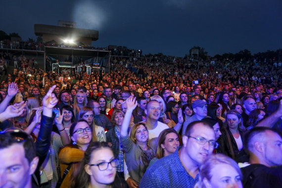 Irmantas Gelūnas fan / 15min / Jordana Butkutė fans hang out on the Klaip deda summer stage