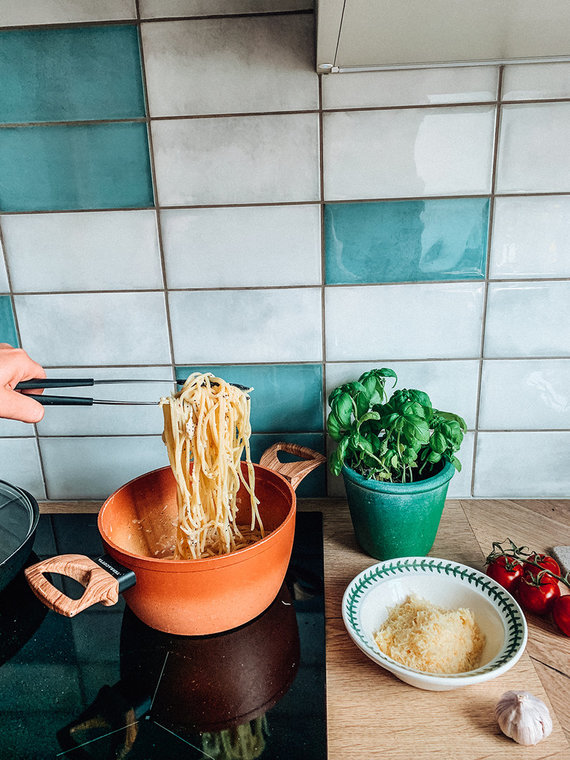 Photo of blogger / Preparation of pasta dish