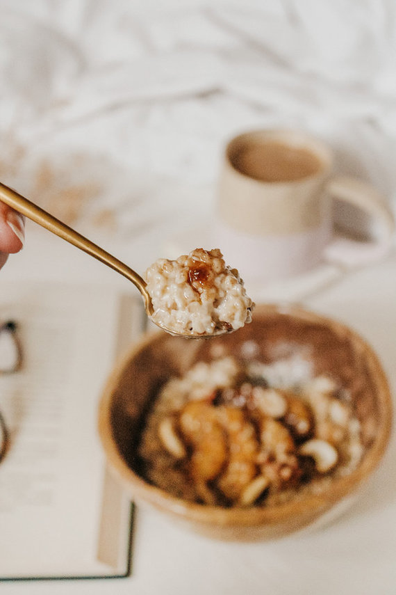 Photo by blogger and producer / Chopped oatmeal with caramelized apples