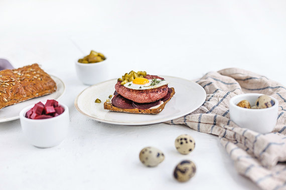 Maker Photo / Danish Sandwiches with Beef and Quail Eggs