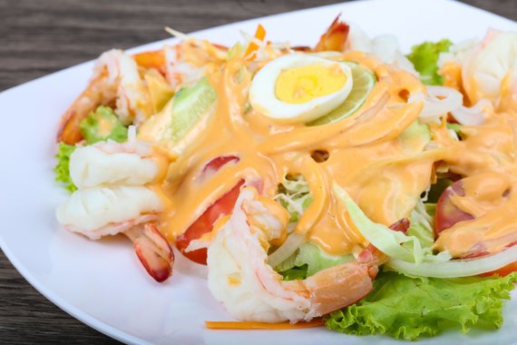 Photo by Vida Press / Salad with thousand island sauce