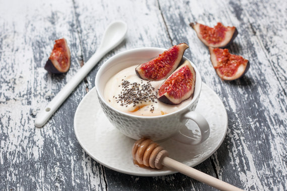 Photo by Vida Press / Yogurt with honey and figs