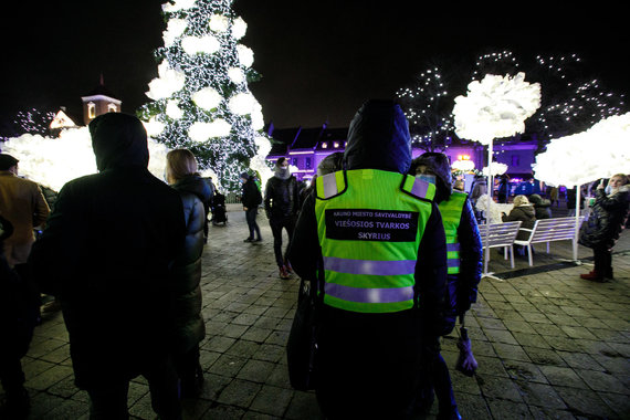 Erik Ovcharenko / 15-minute photo / Illuminated Christmas tree in Kaunas