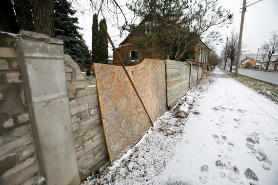 Erik Ovcharenko / 15min photo / The residents' fence constantly suffers at the intersection of Linkuvos and A. Stulginskio streets