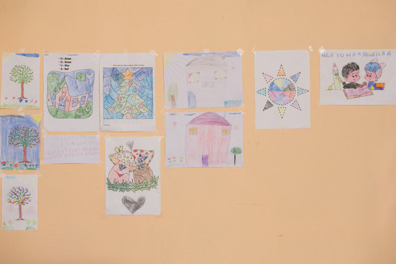 Arkadijaus Babachino nuotr./Romų vaikų piešiniai bendruomenės centre Eišiškėse