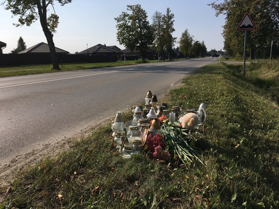 Photo by Aurelija Jašinskienė / 15min.lt / The scene of the accident is marked by candles, flowers and a teddy bear.