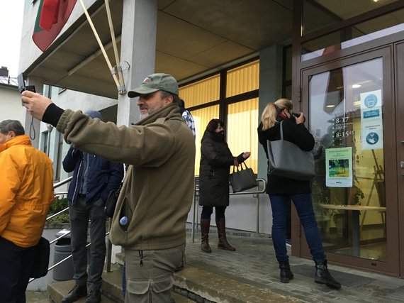 Aurelija Jašinskienė / 15min.lt photo / Opponents wearing masks gathered near the court building in Plungė