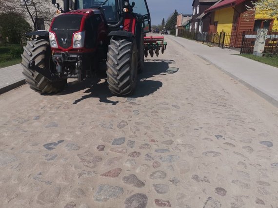 15min reader's photo / It would be impossible for agricultural machinery to overtake while driving on the main Tryškių street.