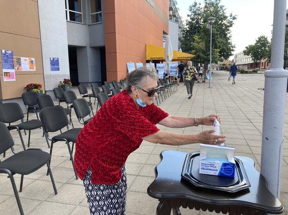 Aurelija Jašinskienė / 15min.lt photo / A woman disinfects her hands at the festival in the town of Plungė.