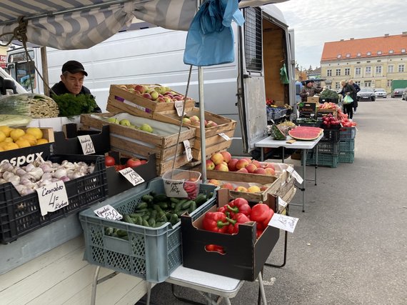 Aurelija Jašinskienė / 15min.lt photo / Traders at Klaipėda's old market said more shoppers can be seen at least during the weekend.