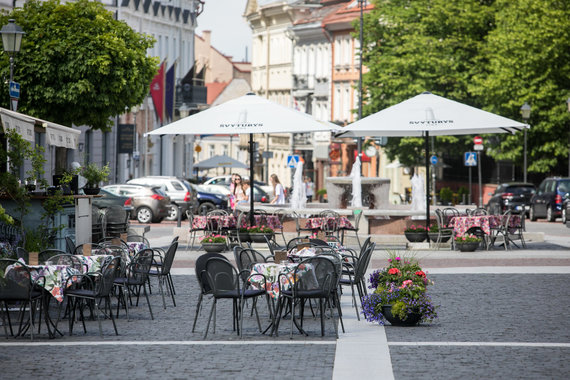 Photo by Julius Kalinskas / 15min / Outdoor cafes