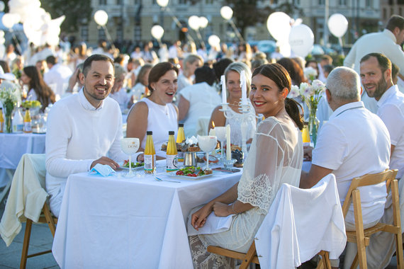 Photo by Julius Kalinskas / 15min / Le Dîner en Blanc - Moment of the White Dinner