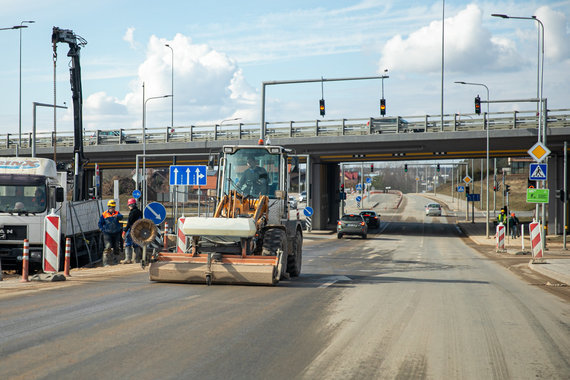 Julius Kalinskas / 15min photo / Builders of shopping centers contaminated Pavilnionių street in Vilnius