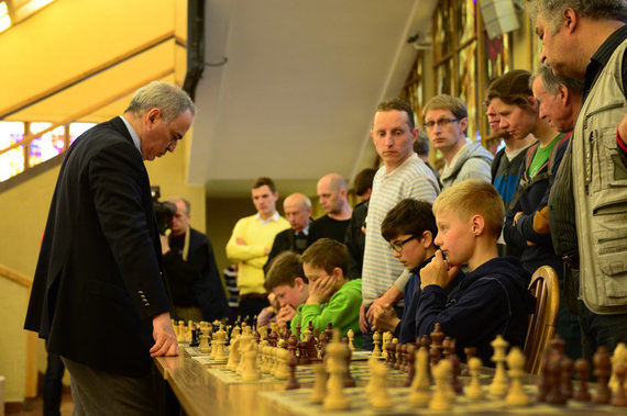 Alfredo Pliadžio nuotr./Garis Kasparovas susirėmė su aštuoniais jaunaisiais Lietuvos šachmatininkais