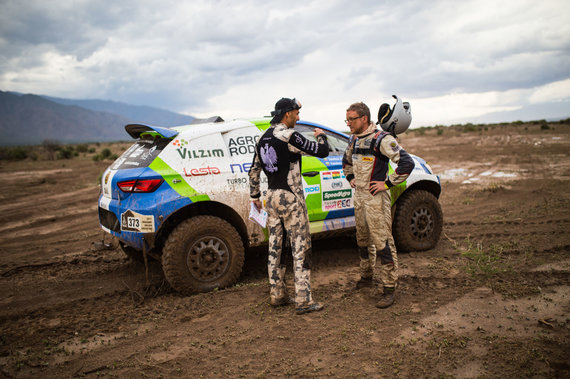 Edgaro Buiko nuotr./Trečiame Dakaro etape dėl gedimų sustojo du lietuvių ekipažai