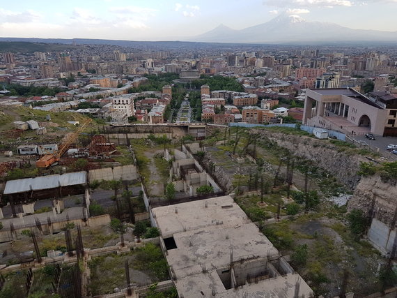Raimundos Celencevičiaus/15min nuotr./Armėnijos sostinė Jerevanas: Kaskadų viršuje, o dešinėje – Ch.Aznavouro namai.