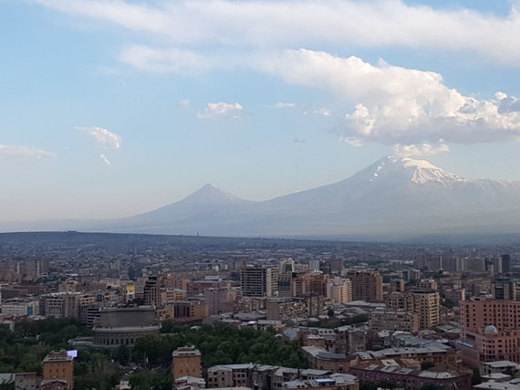 Raimundos Celencevičiaus/15min nuotr./Armėnijos sostinė Jerevanas: Ararato kalnas – jau Turkijoje.
