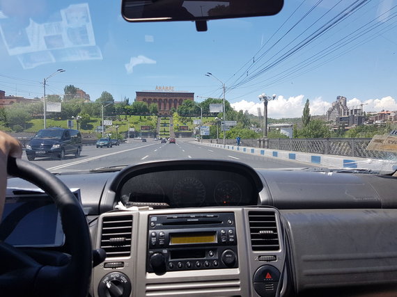 Raimundos Celencevičiaus/15min nuotr./Armėnijos sostinė Jerevanas: geopolitikos paskaita taksi automobilyje.