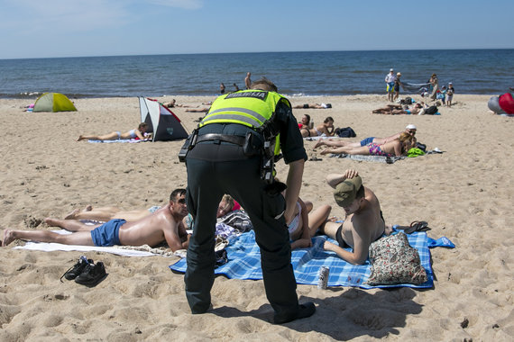 Luke April / 15min photo / Police raid on the beach