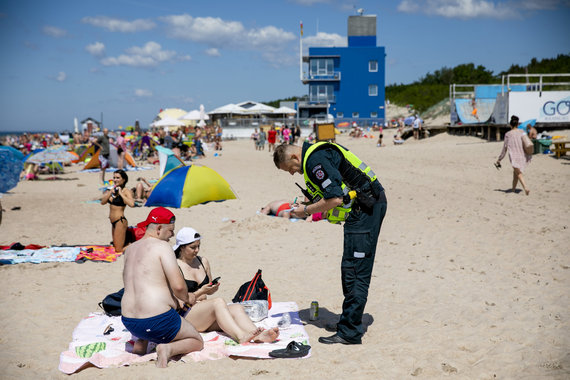 Luke April / 15min photo / Police raid on the beach