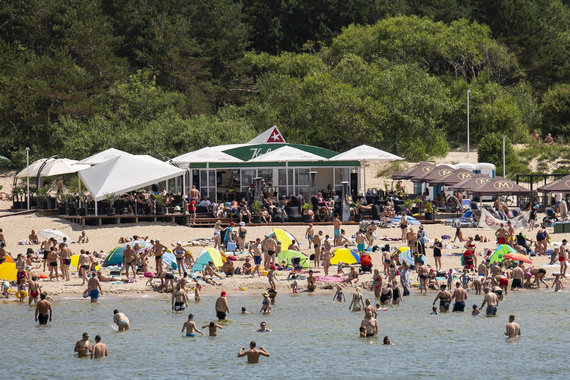 Luke April / 15min photo / The warm weather invited many people to Palanga