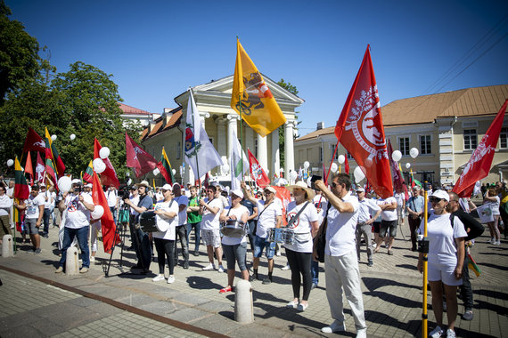 Lukas April / 15min photo / Protest of the participants of the family defense march in the Presidency