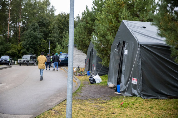 Photo by Lukas Balandis / 15min / Living conditions of migrants at the Puškės border firebreak