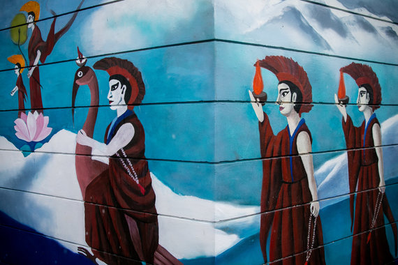 Luko Balandžio / 15min nuotr./Tibeto skvere atidengta Jurgos Užkurnytės tapybos kompozicija „Prieglobsčio link“