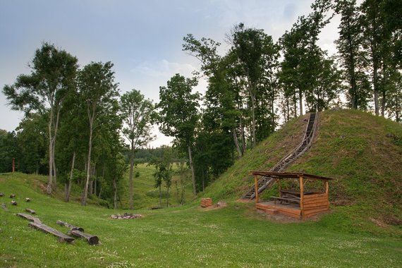 Photo from Wikimedia Commons / Burbaičiai Mound