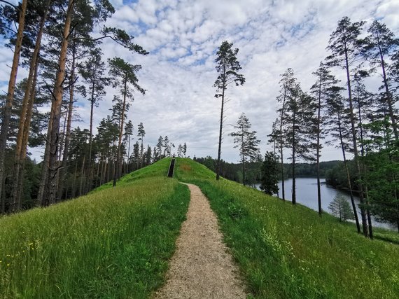 photo from checkinlithuania.com/Kačėniškės mound