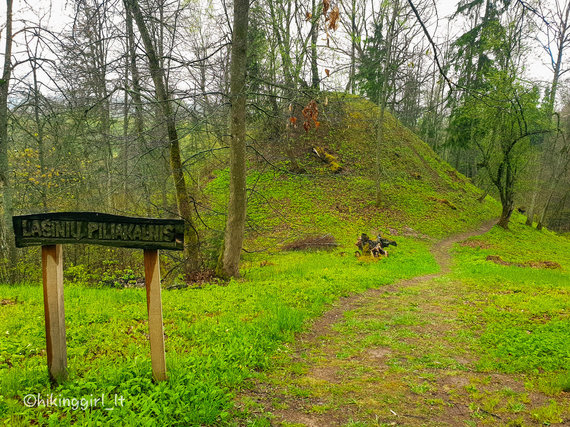 Girl hiking nuotr./Lašinių piliakalnis