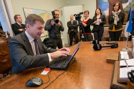 Estijos vyriausybės nuotr./Estijos premjeras Andrusas Ansipas pasirašo memorandumą