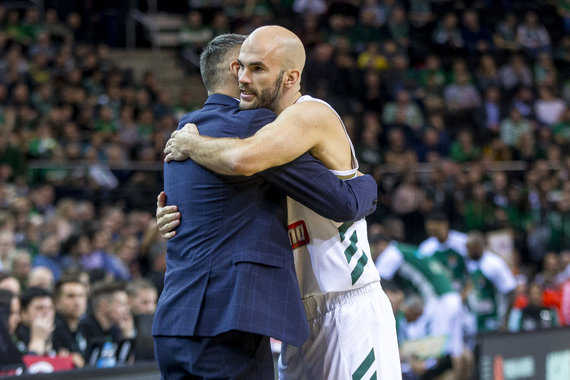 Rokas Lukoševičius / 15min photo / Nick Calathes greeting with coaches Žalgiris 