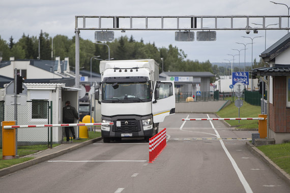 Photo by Rokas Lukoševičius / 15 minute photo / Traffic on the border between Lithuania and Belarus