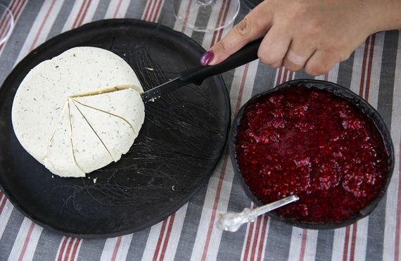 Valdas Kopūstas / Photo 15min / Ricotta with herbs and natural raspberry jam made by Spruce