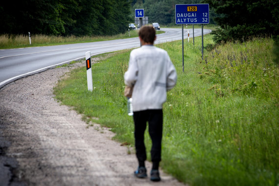 Photo by Vidmantas Balkūnas / 15min / Juozas, who travels long distances on foot