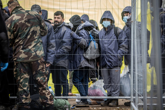 Photo by Vidmantas Balkūnas / 15-minute photo / Residents of the Rūdninkai immigrant camp (Šalčininkai district) are transferred to the Kybartai Alien Registration Center (Vilkaviškis district)