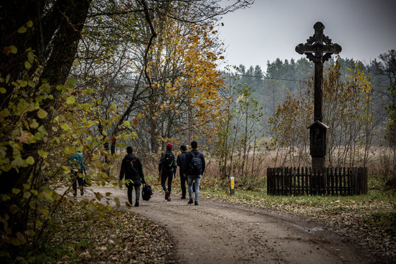Vidmanto Balkūno / 15min nuotr./Migrantai, nelegaliai patekę į Lietuvą, eina per Musteikos kaimą (Varėnos r.) 