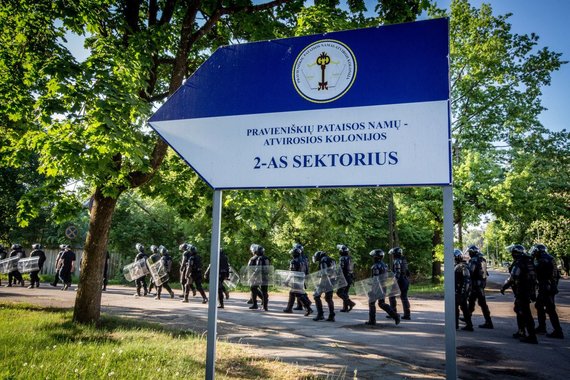 Photo by Vidmantas Balkūnas / 15-minute photo / Prison Department officials conduct a search at Pravieniškės prison