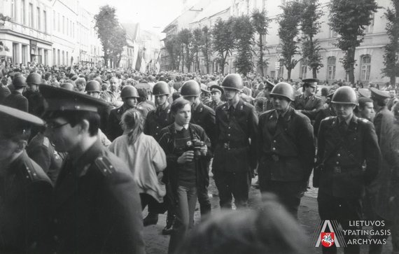 Photo from the Lithuanian Special Archive / Lithuanian Freedom League 1988 September 28 meeting.  Vilnius, M. Gorkio Street (now - Pilies).