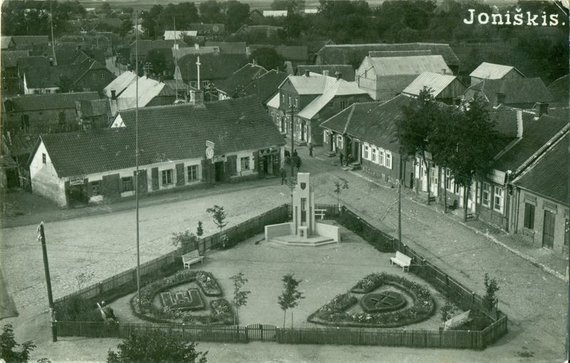 Independence Monument Square in Joniškis in 1929. Photo of the Joniškis Museum of History and Culture.