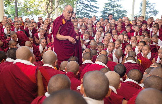 Leidyklos nuotr./13. Jo Sventenybe kalba keleto vienuolynu vienuolems, pabaigusioms kasmetine ziemos disputu sesija © Jo Šventenybės Dalai Lamos tarnyba