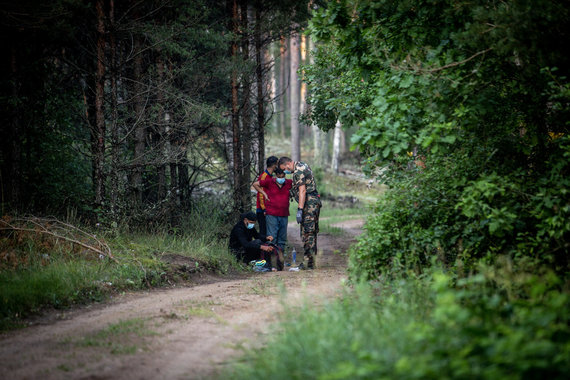Vidmanto Balkūno / 15min nuotr./Druskininkų užkardos teritorijoje prie pat sienos su Baltarusija VSAT pareigūnai ką tik sulaikė migrantų grupę.