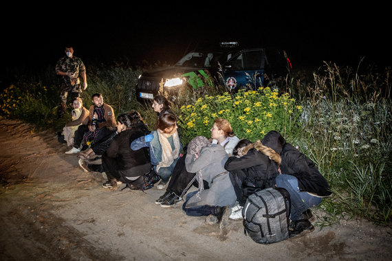 Vidmanto Balkūno / 15min nuotr./A.Barausko užkardos teritorijoje prie pat sienos su Baltarusija VSAT pareigūnai ką tik sulaikė migrantų grupę. Jie visi prisistatė Irako piliečiais.
