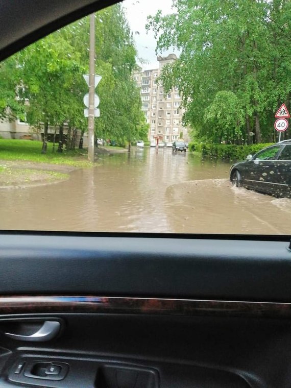 Where the police stand in Kaunas Group photo / Streets flooded after the rain in Kaunas