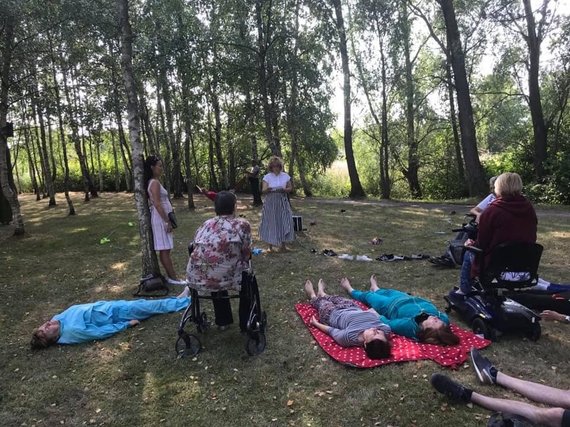 Photo from the personal album of R. Janulevičienė / Rūta Janulevičienė, Reiki Mercar master, leads the session