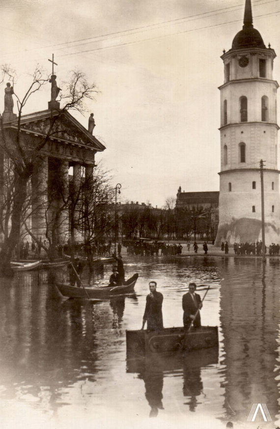 Photo from www.archivesofculture.com/Cathedral Square 1931 during the flood